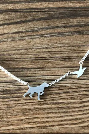 Halskette "Drahthaar auf Entenjagd"