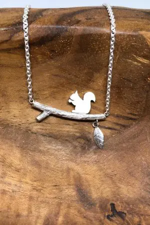 Das Eichhörnchen auf dem Ast