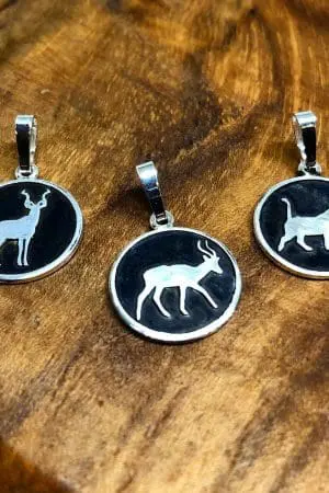 Wildtiersilhouette Kettenanhänger graviert Rund 14mm